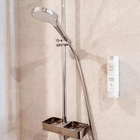 Dream - Modern In Centre *