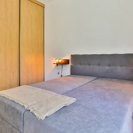 Dream - Modern In Centre *