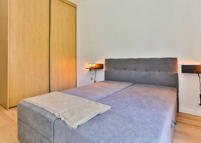 Dream - Modern In Centre *